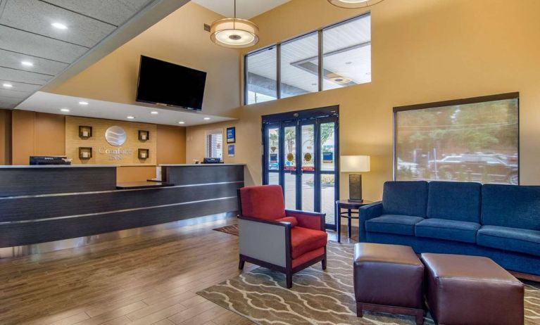 Lobby and coworking lounge at Comfort Inn Sandy Springs - Perimeter.