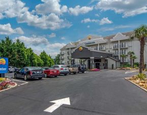 Parking area at Comfort Inn Sandy Springs - Perimeter.