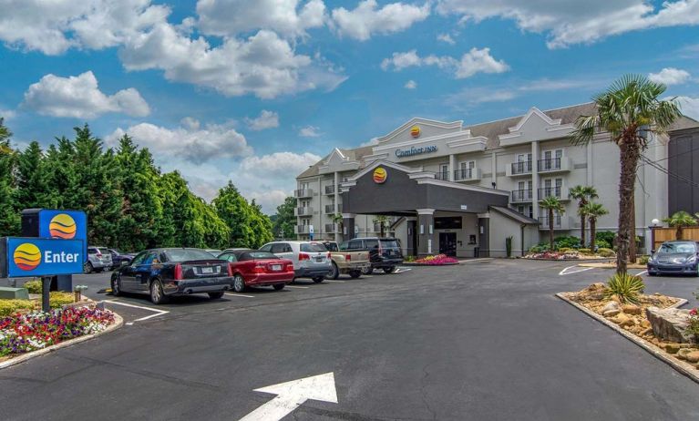 Parking area at Comfort Inn Sandy Springs - Perimeter.