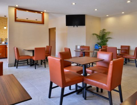 Hotel SureStay Plus Hotel By Best Western Ottumwa image