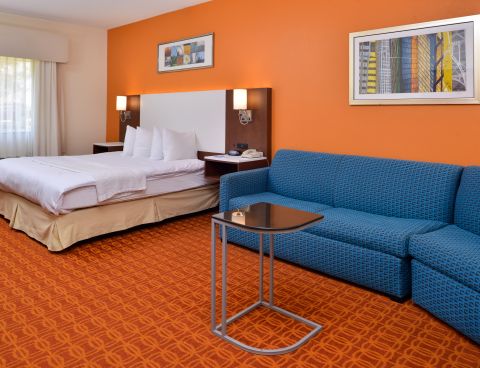Hotel SureStay Plus Hotel By Best Western Ottumwa image