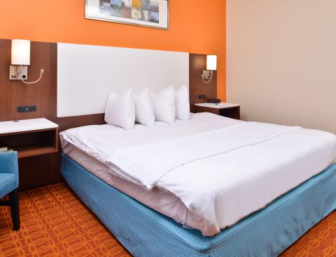 Hotel SureStay Plus Hotel By Best Western Ottumwa image