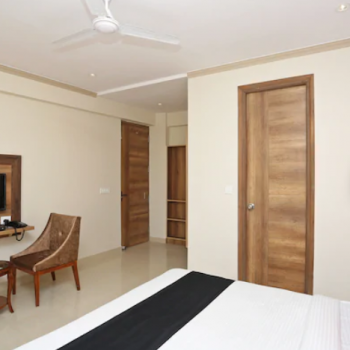 Hotel OYO 45652 Grand Oyster Homestay image