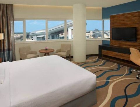 Hotel DoubleTree By Hilton Hotel And Residences Dubai Al Barsha image