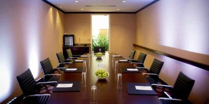 Meeting room perfect for every business appointment at the Embassy Suites by Hilton Alexandria-Old Town