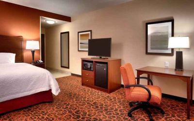 Beautiful delux king room with work area at Hampton Inn Omaha/West-Dodge Road (Old Mill).
