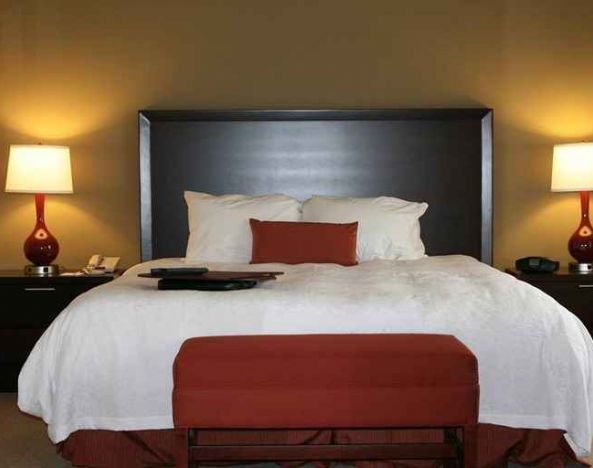 cosy king bedroom at Hampton Inn & Suites Phoenix/Gilbert, AZ.