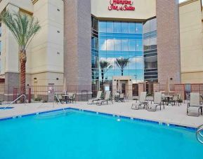 beautiful outdoor pool aat Hampton Inn & Suites Phoenix/Gilbert, AZ.
