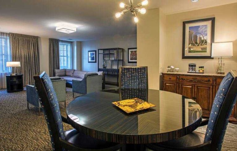 DoubleTree Suites By Hilton Detroit Downtown - Fort Shelby, Detroit