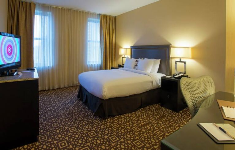 DoubleTree Suites By Hilton Detroit Downtown - Fort Shelby, Detroit
