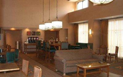 Comfortable lobby area perfect as workplace at the Hampton Inn & Suites Riverton, WY.