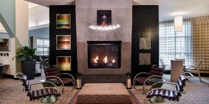 Cosy and comfortable lobby and lounge ideal as a coworking space at Hilton Garden Inn Rockville-Gaithersburg.