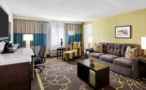 Hotel DoubleTree By Hilton Charlotte-Gateway Village image