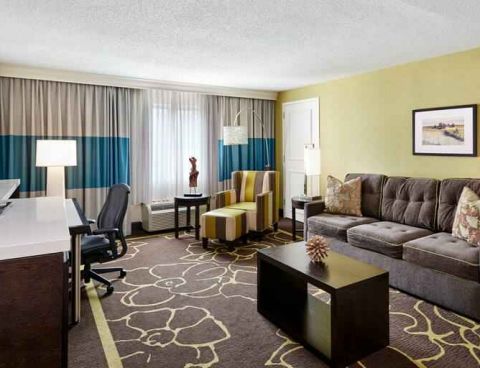 Hotel DoubleTree By Hilton Charlotte-Gateway Village image