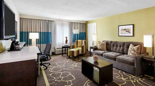 DoubleTree By Hilton Charlotte-Gateway Village, Charlotte