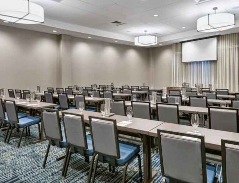 Hotel DoubleTree By Hilton Charlotte-Gateway Village image