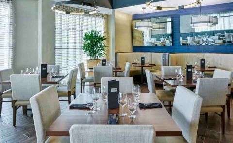 Hotel DoubleTree By Hilton Charlotte-Gateway Village image