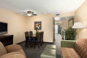 Hotel Embassy Suites By Hilton Miami - International Airport image