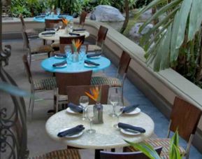 Beautiful dining area perfect in an outdoor setting as workspace at the Embassy Suites by Hilton Miami - International Airport.