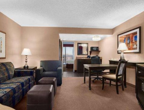 Hotel Embassy Suites By Hilton Kansas City- Plaza image