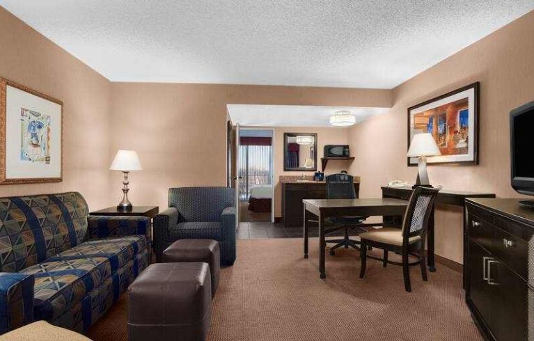 Embassy Suites By Hilton Kansas City- Plaza, Kansas City