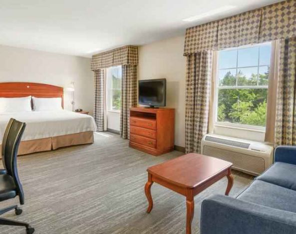 Spacious king studio with king size bed, sofa and TV screen at the Hampton Inn & Suites North Conway.