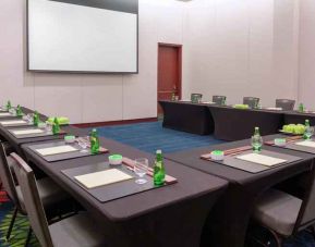 Meeting room with screen at the DoubleTree by Hilton Kansas City - Overland Park.