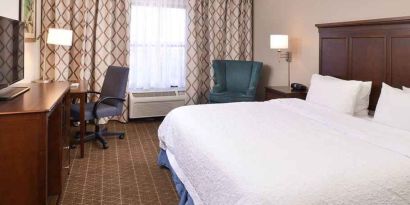 Delux king room with TV and work desk at Hampton Inn & Suites Pueblo-Southgate.