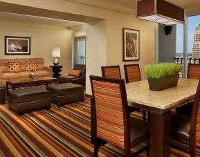 Living room with sofa, table and window at the Hilton Palacio del Rio.