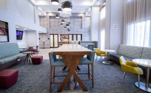 Hotel Hampton Inn & Suites North Attleboro image