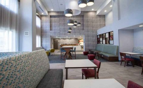 Hotel Hampton Inn & Suites North Attleboro image