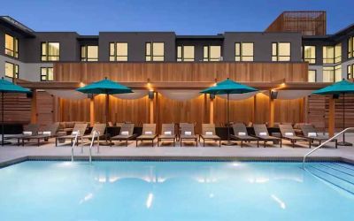 beautiful outdoor pool with sunbeds and seating area at Hilton Garden Inn Boulder.