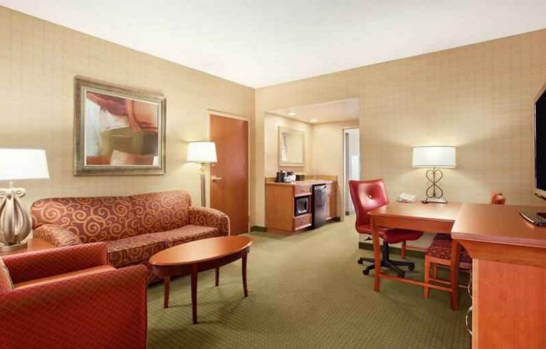 Embassy Suites By Hilton Hot Springs Hotel & Spa, Hot Springs