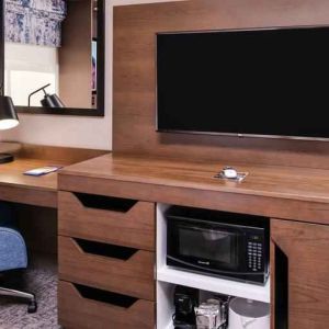 Working station in a hotel room at the Hampton Inn Albuquerque, University-Midtown (UNM).