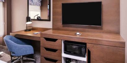 Working station in a hotel room at the Hampton Inn Albuquerque, University-Midtown (UNM).