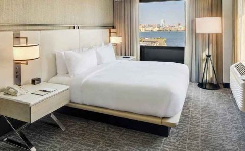 Hotel DoubleTree By Hilton Jersey City image
