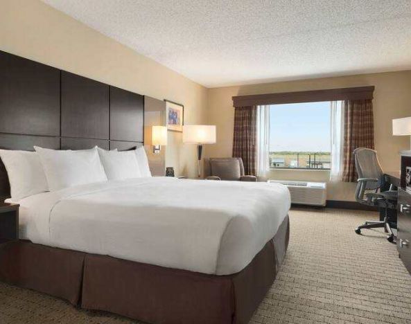 DoubleTree By Hilton Wichita Airport