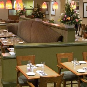 Comfortable dining area perfect for co-working at the DoubleTree by Hilton Washington DC - Crystal City.