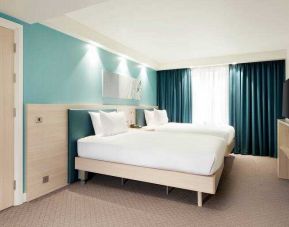 Twin double room with TV screen at the Hampton by Hilton London Docklands.