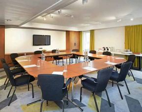 professional and bright-lit meeting room ideal for all business meetings at DoubleTree by Hilton London ExCel.