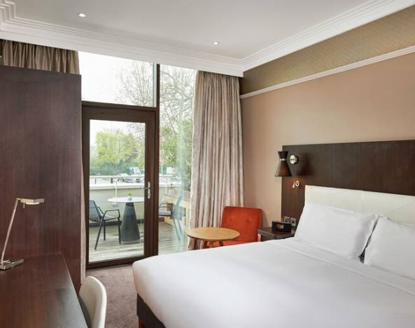 King bedroom with balcony at the DoubleTree by Hilton London - Hyde Park.