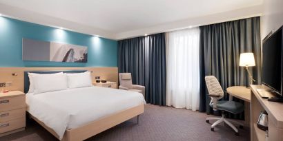 King bedroom with working station at the Hampton by Hilton Bristol Airport.