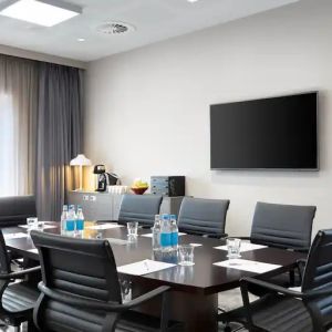 Small meeting room with TV screen at the Hampton by Hilton Bristol Airport.