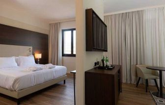 King suite with working station at the DoubleTree by Hilton Brescia.