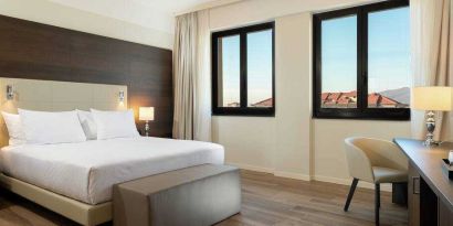 King bedroom with desk at the DoubleTree by Hilton Brescia.