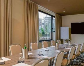 Meeting room with TV screen at the DoubleTree by Hilton Brescia.