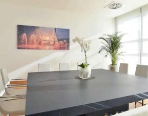 Bright meeting room with square table at the Hilton Garden Inn Milan North.