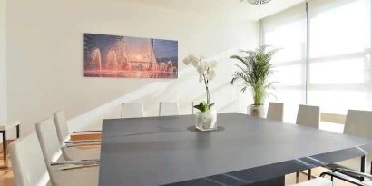 Bright meeting room with square table at the Hilton Garden Inn Milan North.