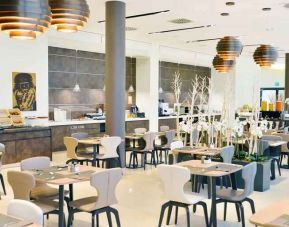 Dining area perfect for co-working at the Hilton Garden Inn Milan North.