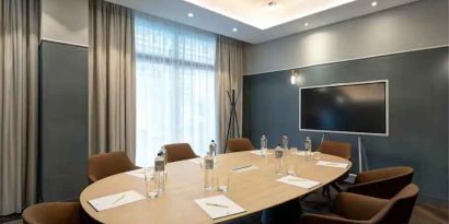 Small meeting room with round table at the DoubleTree by Hilton Rome Monti.